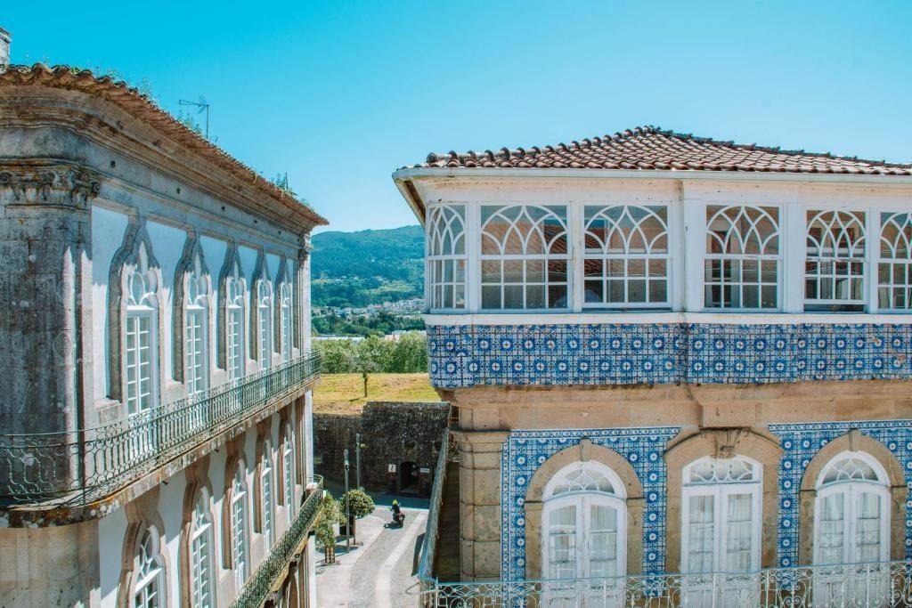 Fachada da Vilavelha com azulejos tradicionais, dentro da cidade amuralhada de Valença